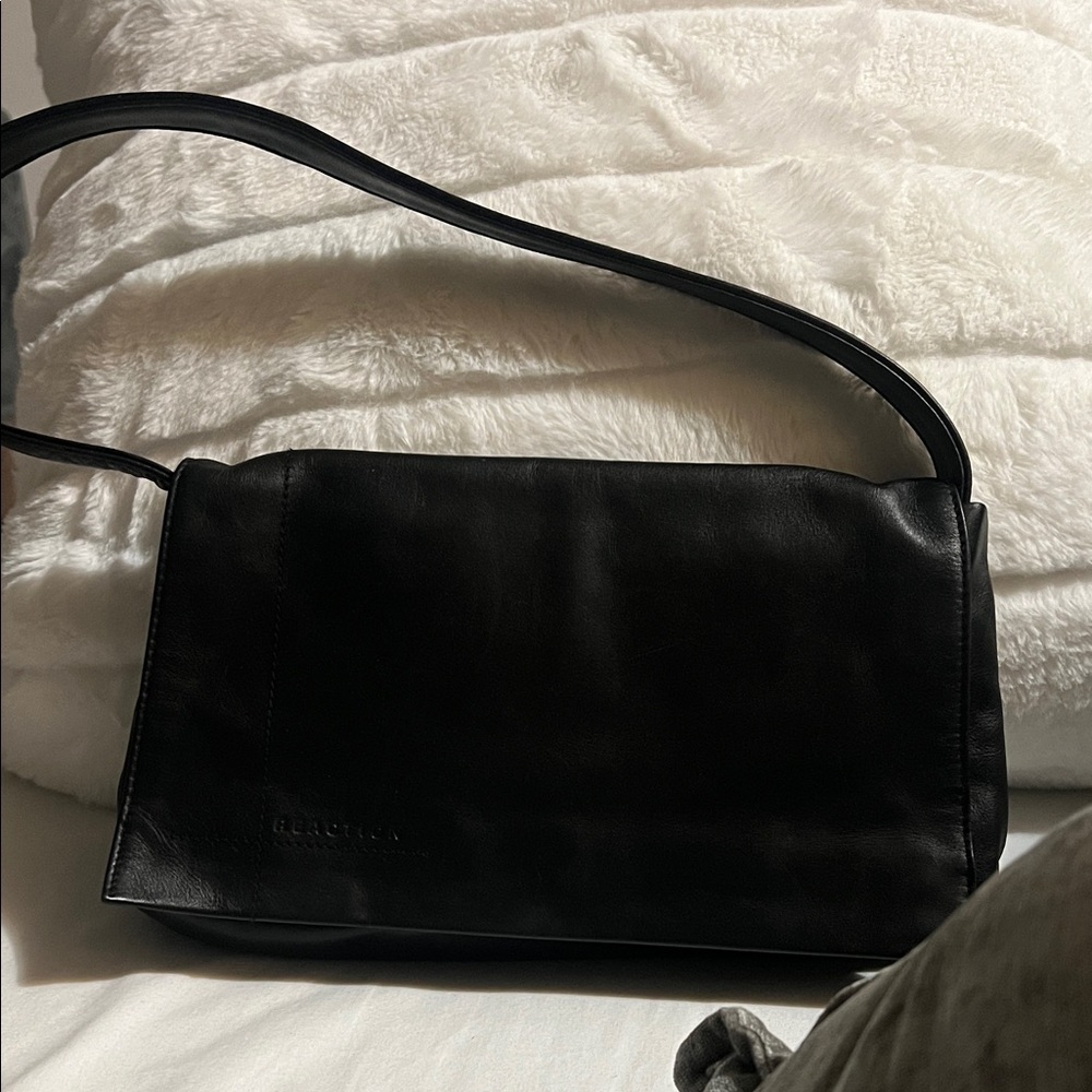 Kenneth Cole Elegant Black Leather Shoulder Bag